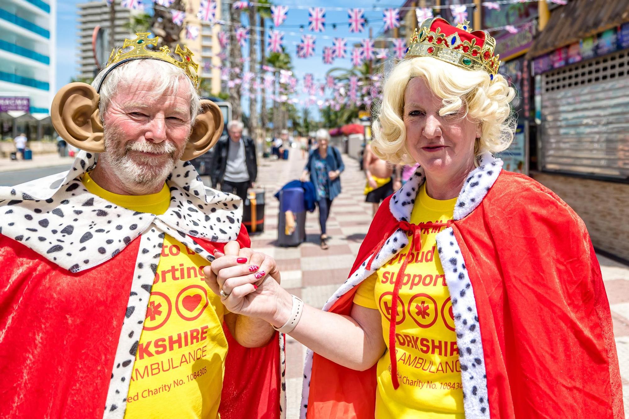 Las calles y terrazas de Benidorm llenas para celebrar la coronación de Carlos III