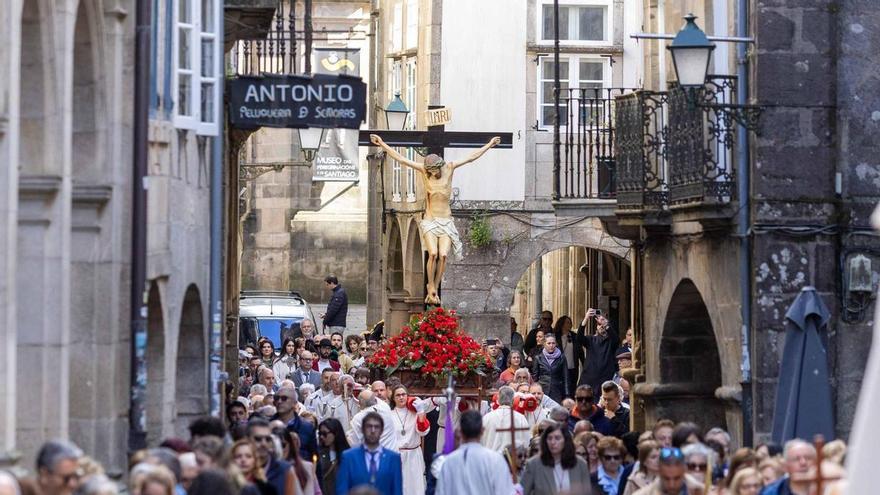 El Cristo de la Paciencia regresa a Conxo y pone el broche final a la Semana Santa compostelana