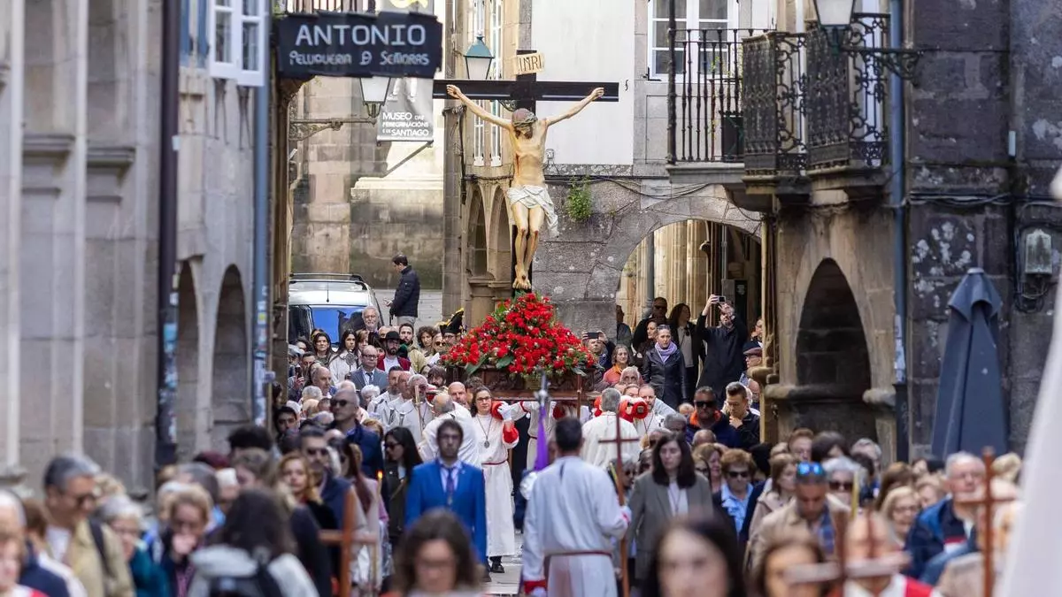 El Cristo de la Paciencia regresa a Conxo y pone el broche final a la Semana Santa compostelana