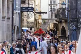 El Cristo de la Paciencia regresa a Conxo y pone el broche final a la Semana Santa compostelana