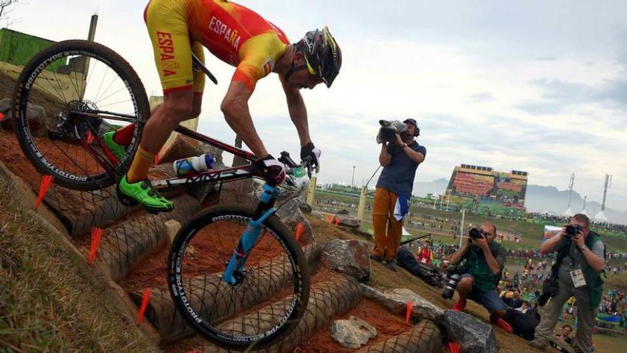 Carlos Coloma supera un obstáculo durante el recorrido en Río de Janeiro.