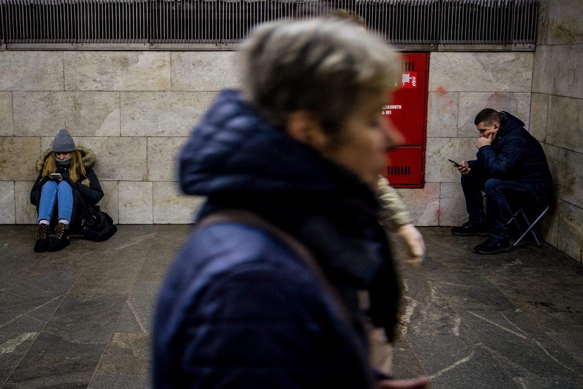 Los residentes se refugian en una estación de metro durante una alarma de ataque aéreo en la capital ucraniana de Kiev el 10 de febrero de 2023, en medio de la invasión rusa de Ucrania.