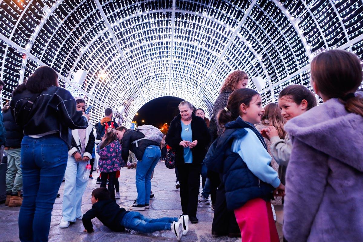 Galería: Juegos y risas en el túnel de luces del puerto de Ibiza
