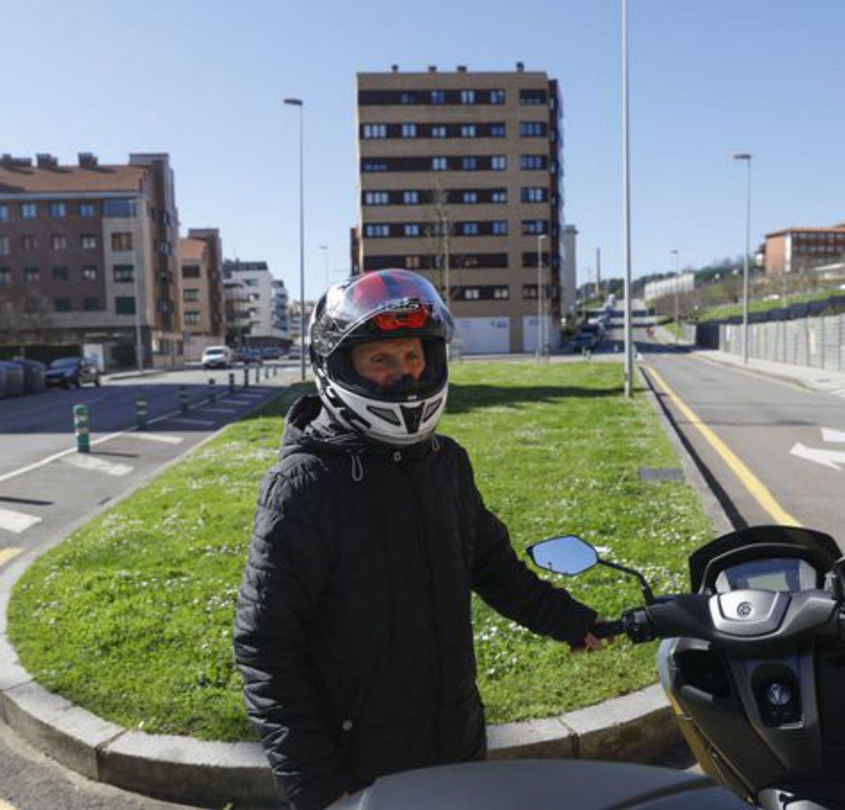 José Álvarez, con su moto, en Gloria Fuertes. | M. L.