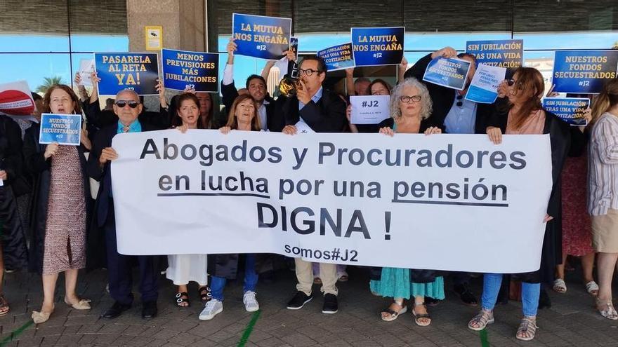 Abogados, procuradores y arquitectos se concentran en Canarias para exigir unas "pensiones dignas"