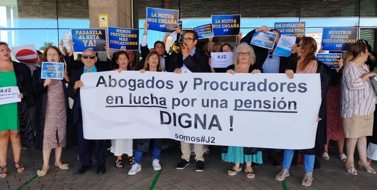 Abogados y procuradores mutualistas en una manifestación anterior frente a la Ciudad de la Justicia.
