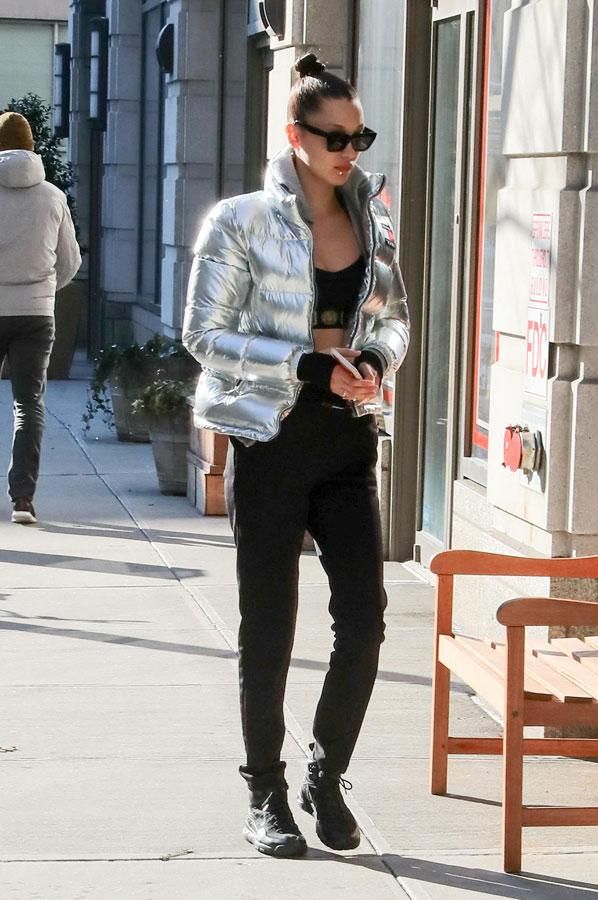 Bella Hadid con plumas metalizado de Tommy Hilfiger
