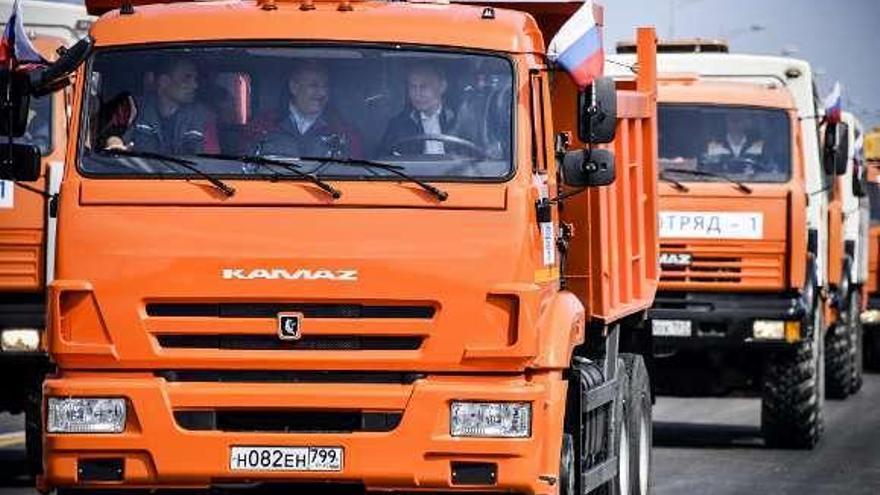 Putin, al volante del camión con el que inauguró el puente. // Reuters