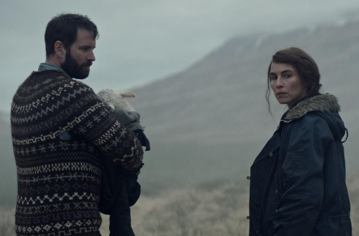 Hilmir Snær Guðnason y Noomi Rapace en una imagen de 'Lamb'.