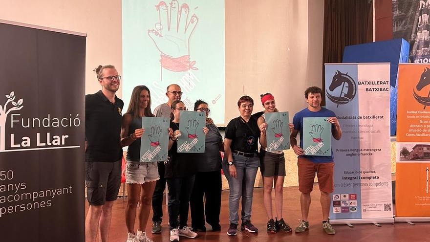 Joves d&#039;institut i de la Fundació la Llar aprenen a fer torres amb els Castellers de Berga