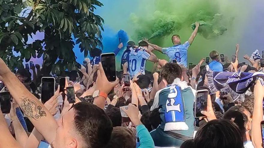 Espectacular recibimiento de la afición del Málaga CF al equipo
