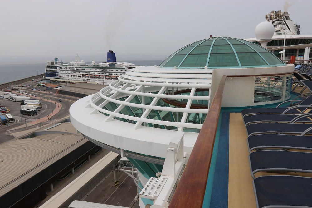 El lujoso interior del buque, de la compañía Royal Caribbean, que ha hecho escala en el puerto de Málaga