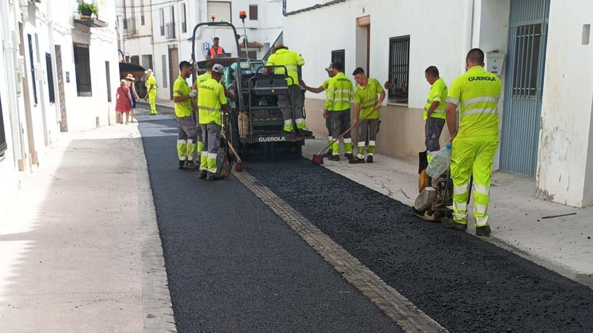 La Diputación ultima la humanización de la travesía de Chulilla para ganar espacio para los peatones.