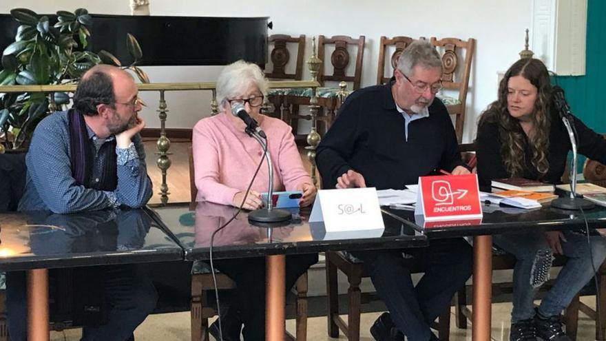 Lluís Aique, Angelita Cuevas, Miguel Ángel Fernández y Solinca Turbón, en el acto celebrado en La Montera de Sama. | LNE