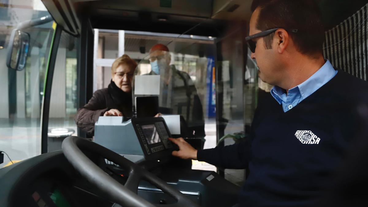 Un conductor de Aucorsa, durante la primera jornada sin mascarillas en el transporte público.