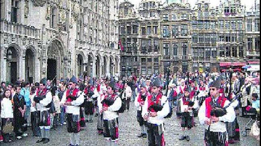 La Banda de Gaitas «Villa de Xixón» y el Grupo Folclórico del Centro Asturiano de Bruselas, ayer, en la Grand Place.