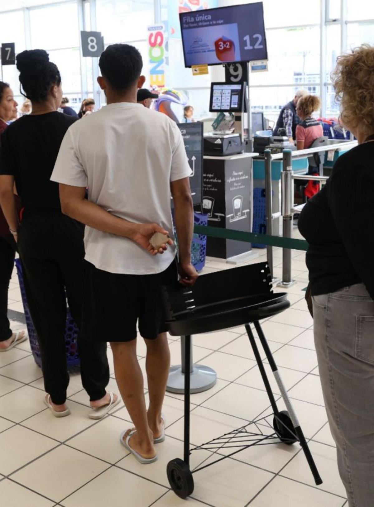 Un joven
comprando
una parrilla.
| P. Casteleiro