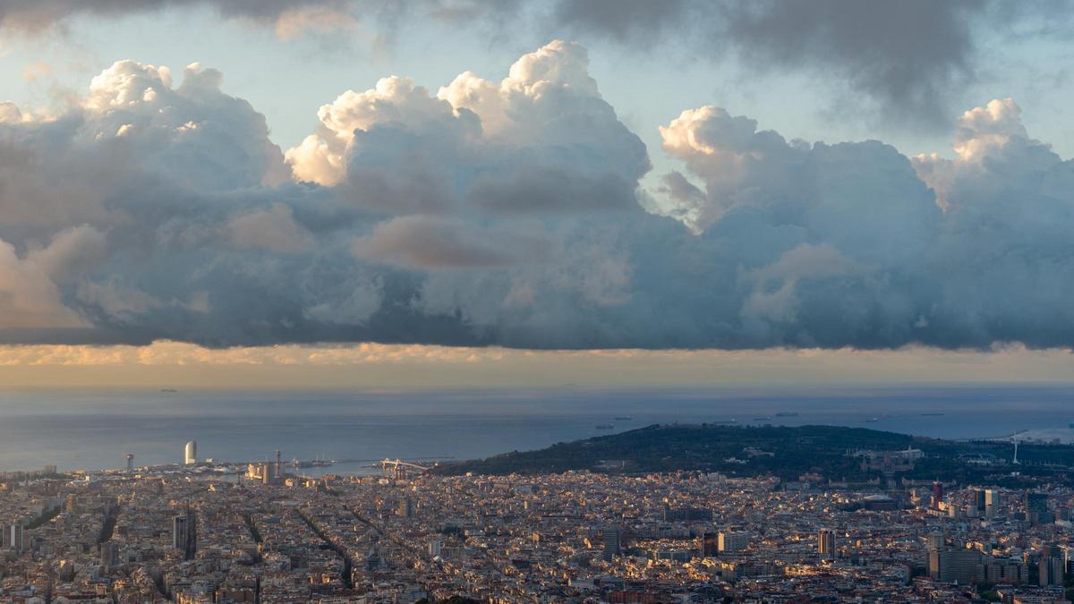 Líneas de cumulus congestus sobre el mar frente a Barcelona, el 23 de abril del 2024