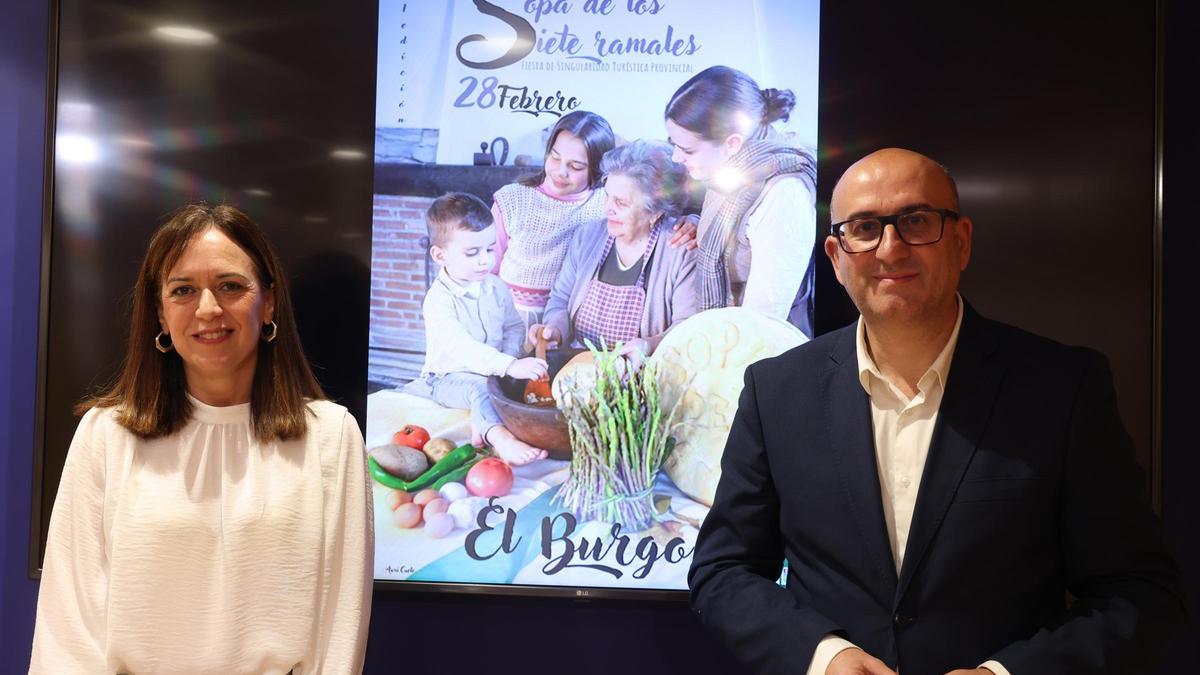 Presentación del evento por parte del vicepresidente y diputado de Cultura de la Diputación de Málaga, Manuel López Mestanza, y la alcaldesa de El Burgo, María Dolores Narváez