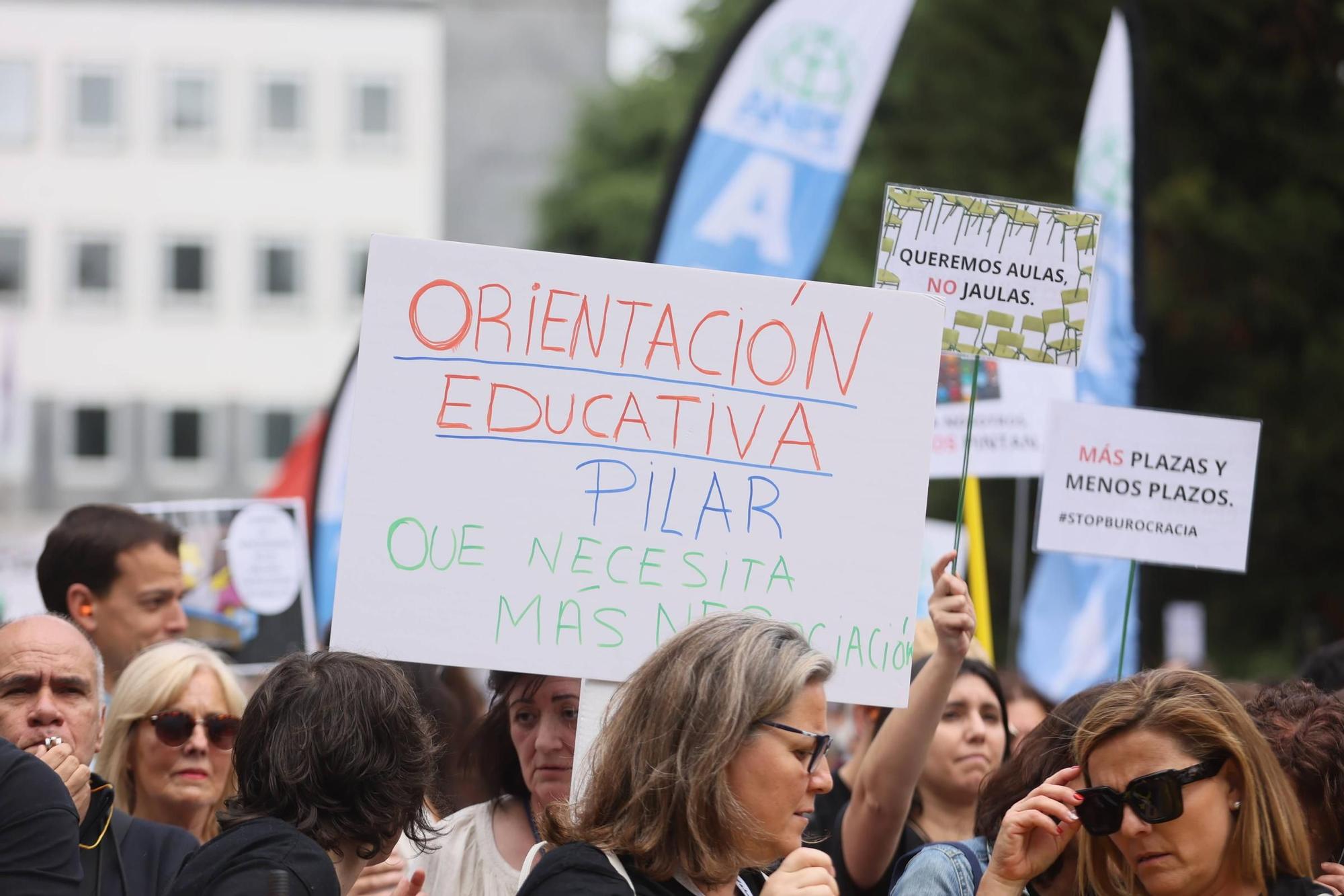 EN IMÁGENES: La gran movilización de profesores de este domingo en Oviedo