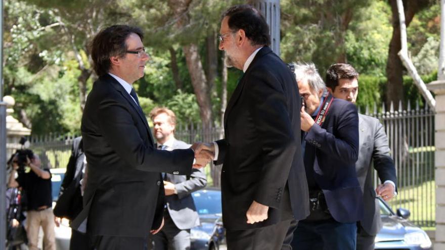 Puigdemont i Rajoy dinen junts abans d&#039;inaugurar l&#039;Automobile