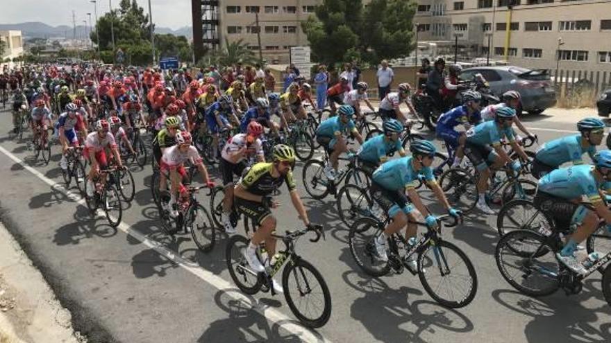 El pelotón de La Vuelta, a su paso por la carretera de La Torreta de Elda en su tercera etapa.