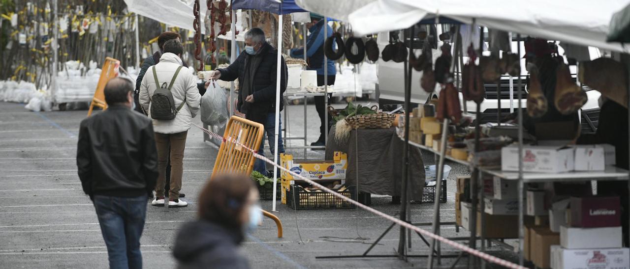 Puestos en el Campo da Feira Vello, ayer. / Bernabé/Javier Lalín