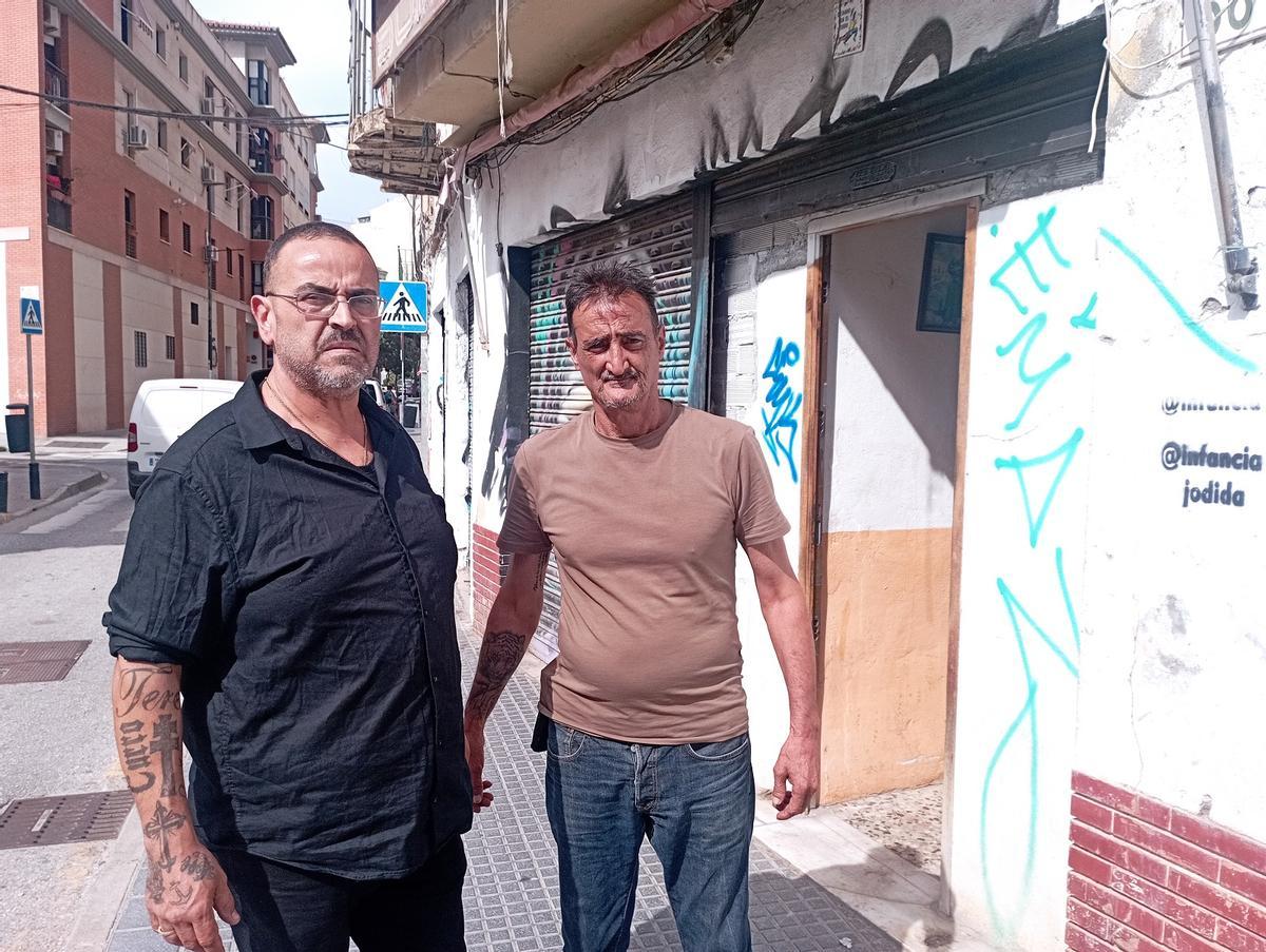 El presidente vecinal, Curro López, con José Antonio, delante de la casa en la que vive desde 1990.