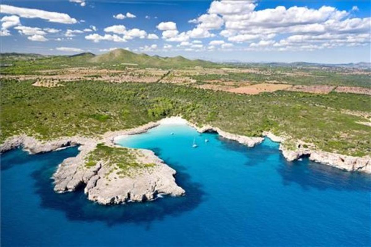 On: Costa est de Mallorca, caminant 650 metres de Portocolom a Portocristo. Serveis: Cap. Ideal senderistes, esportistes, parelles.