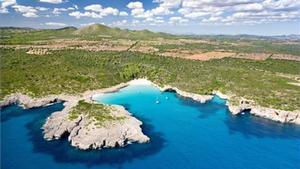 On: Costa est de Mallorca, caminant 650 metres de Portocolom a Portocristo. Serveis: Cap. Ideal senderistes, esportistes, parelles.