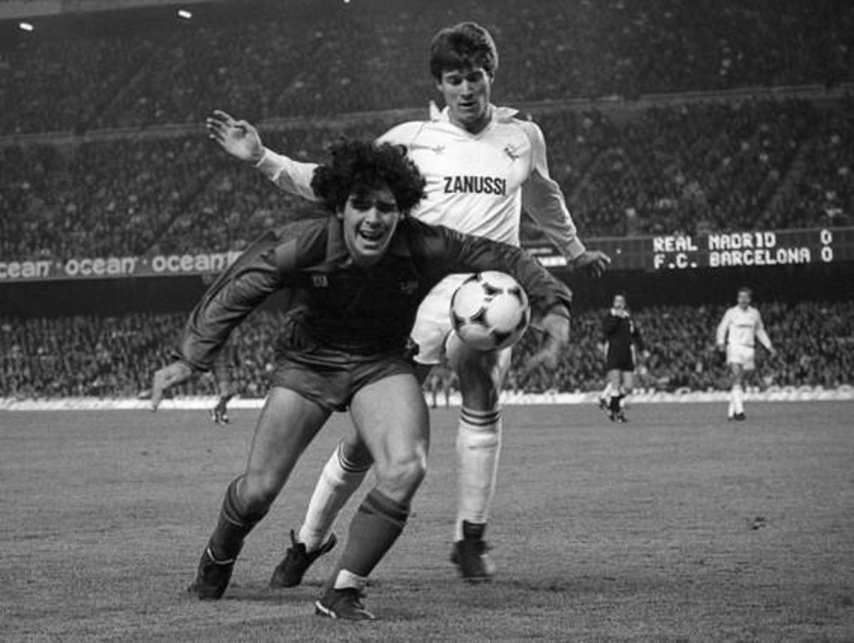 Diego Armando Maradona durant el clàssic de la final de la Copa del Rei al Camp Nou (1983).