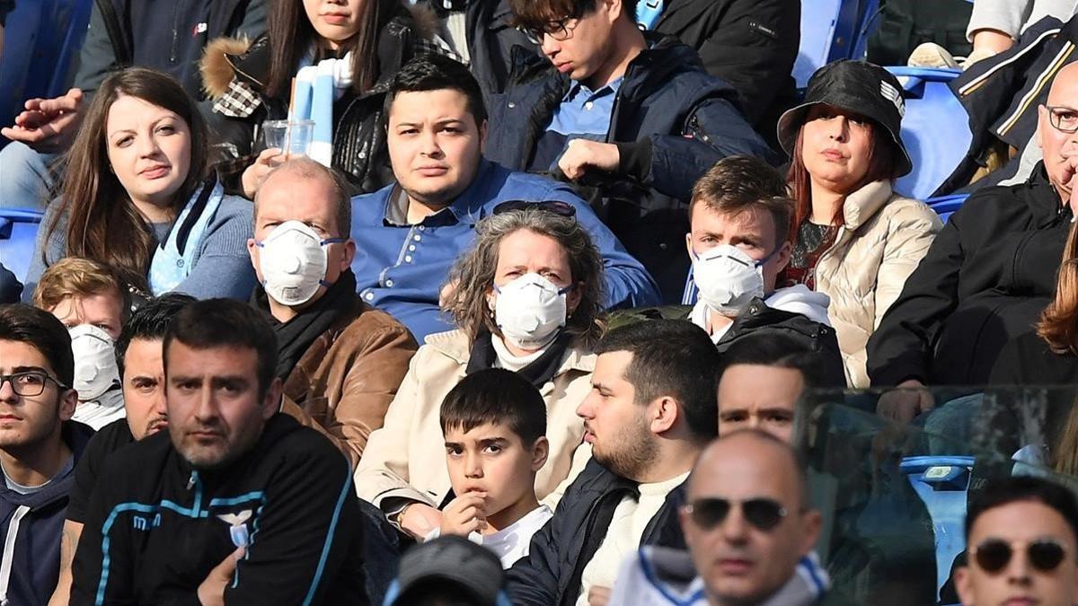 Aficionados con mascarillas, durante el partido entre el Lazio y el Bolonia, en el Estadio Olímpico de Roma, el sábado