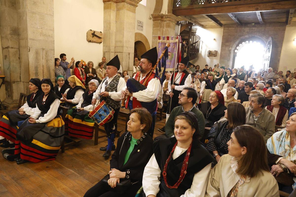 La procesión del Cristo de la Abadía de Cenero, en imágenes