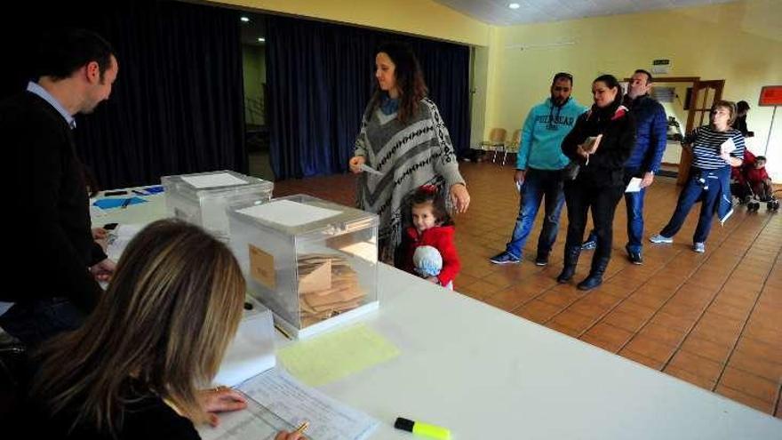 Votantes en el centro sociocultural de Barrantes. // Iñaki Abella