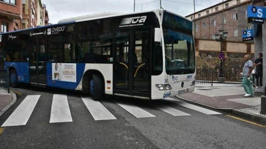 Un hombre de 74 años mete mano a una menor en el bus tres veces en tres días