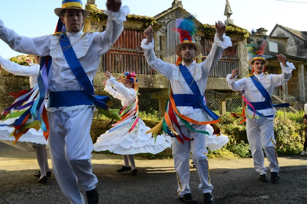 Colorido domingo de carnaval con el desfile de Cangas y la danza de Meira // Gonzalo Núñez