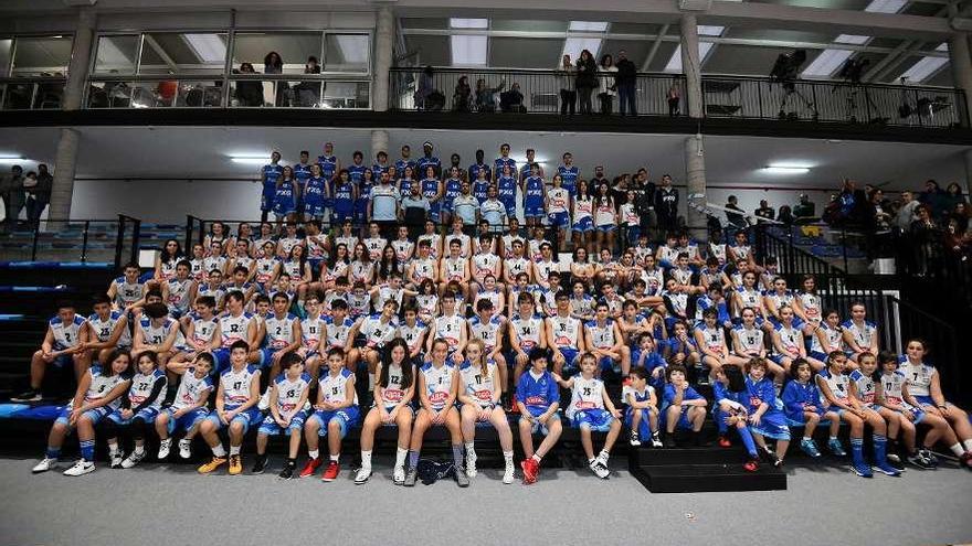 Foto de familia de todos los equipos del Peixe Galego. // Gustavo Santos