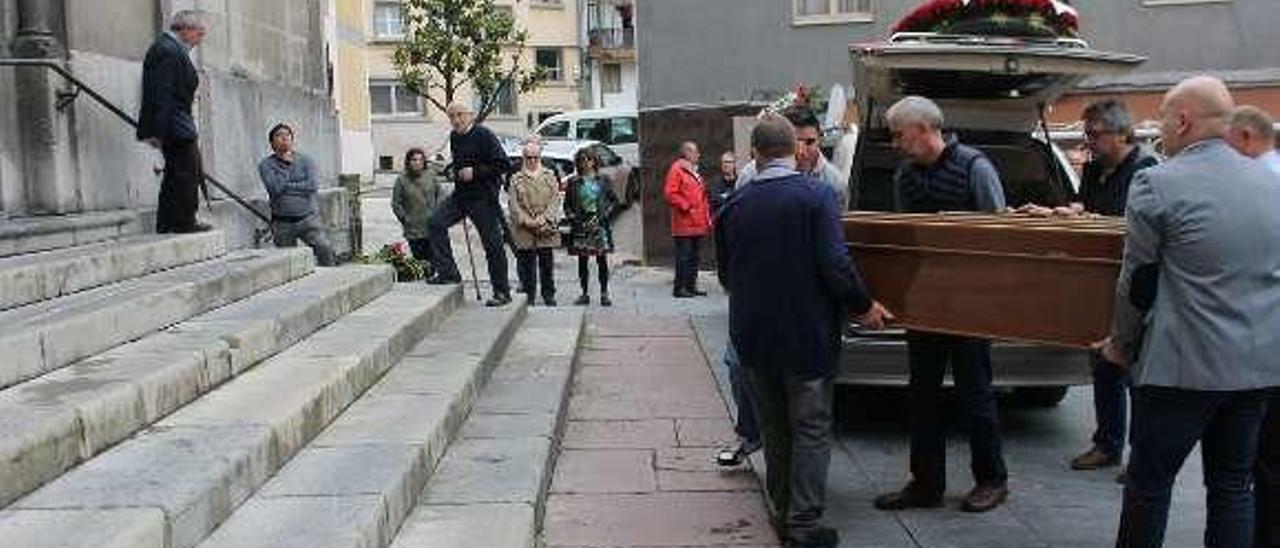 Los familiares portan el féretro de Antonio Pavón Palomo, ayer, a la entrada de la iglesia de San Pedro, donde se celebró el funeral.