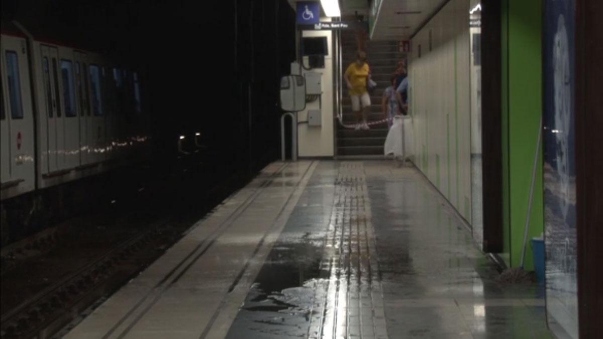 La estación de metro Paral·lel, afectada por las fuertes lluvias caídas de noche en Barcelona.