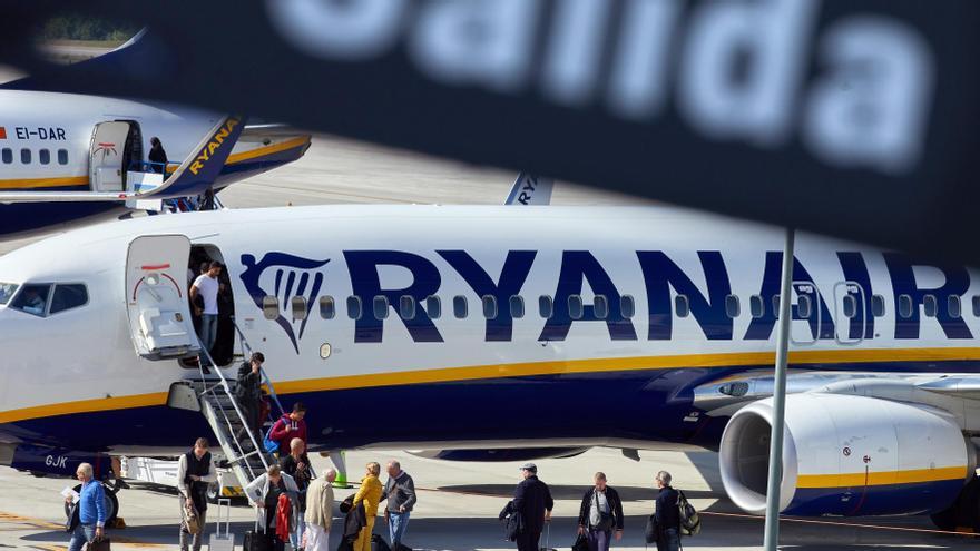 Un avión de Ryanair en el aeropuerto de Girona.