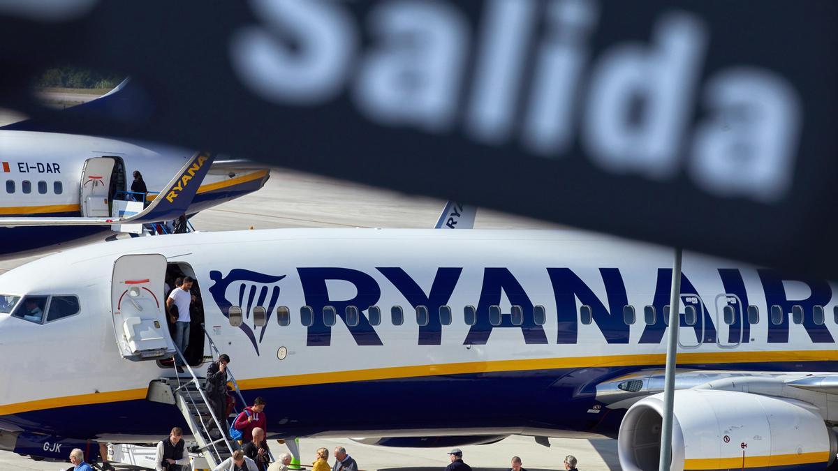 Un avión de Ryanair en el aeropuerto de Girona.