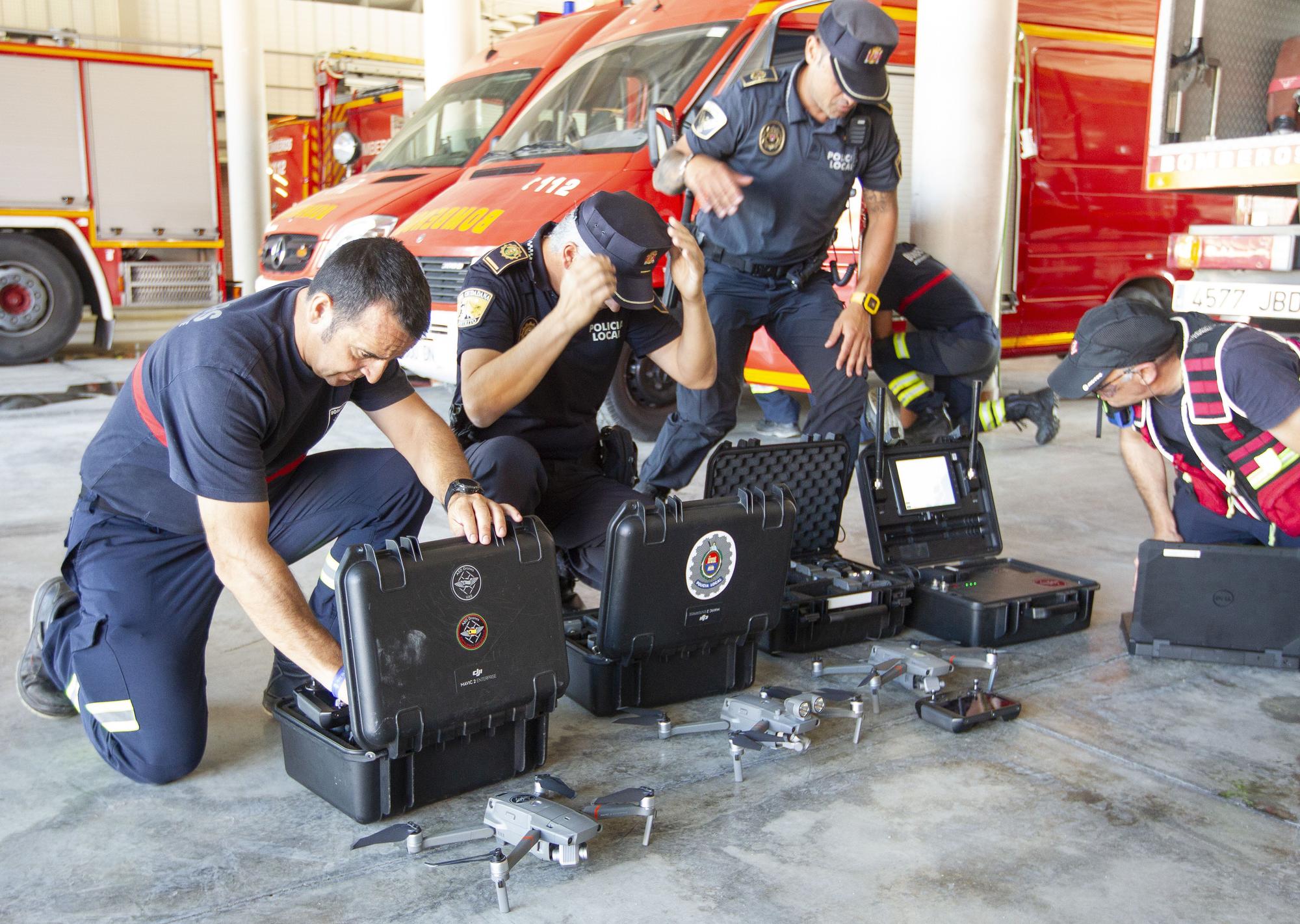 Los Bomberos preparan los drones que volarán en la noche de la Cremà