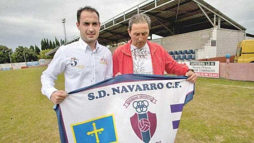 Héctor Suárez, con el presidente del Navarro, Juan Carlos García, en su presentación como entrenador del club avilesino.