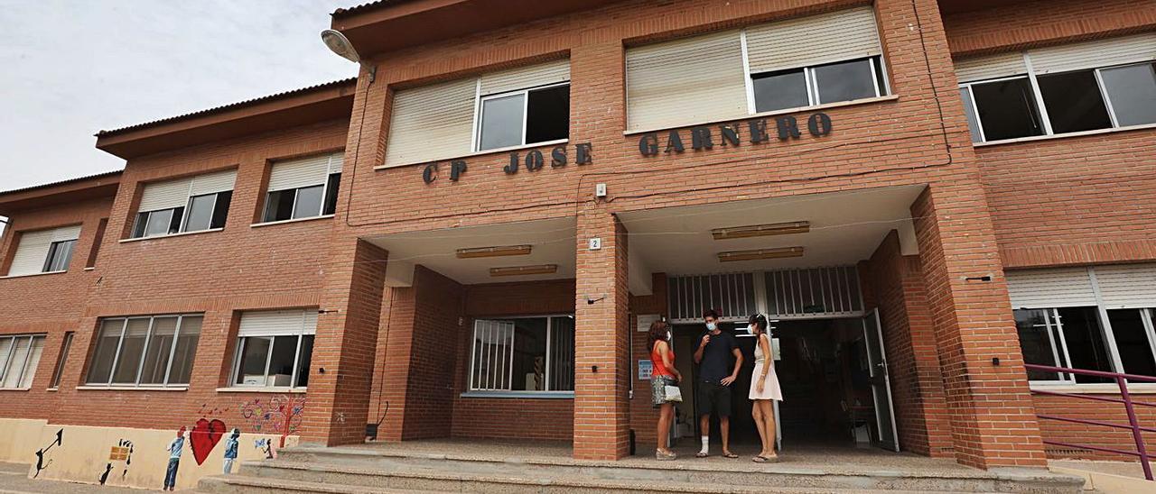 CEIP José Garnero, ayer, donde se ha apuntalado el forjado sanitario del edificio.  | ANTONIO AMORÓS