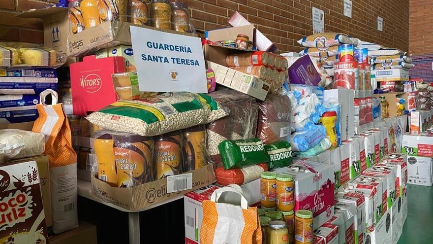 La Policía Nacional recoge cuatro toneladas de alimentos y juguetes para niños de dos centros educativos
