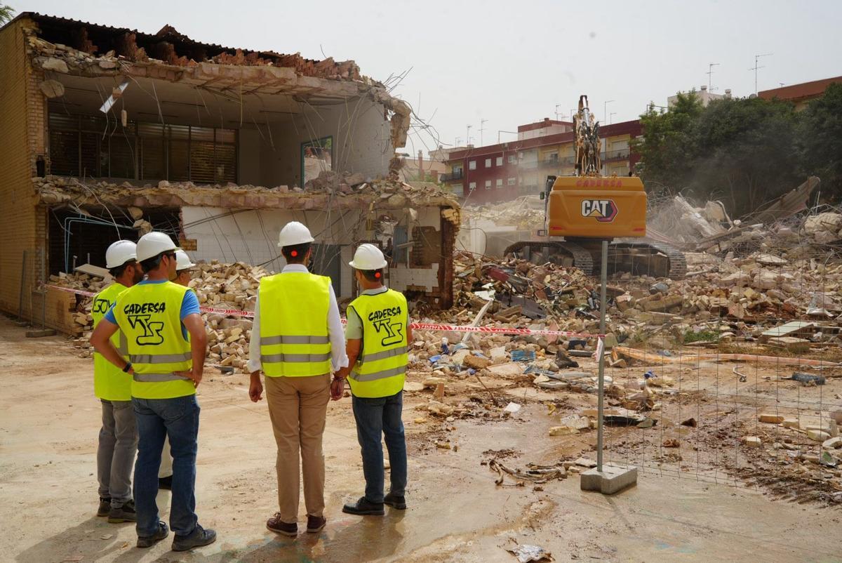 Democilición de un centro educativo de Massanassa.