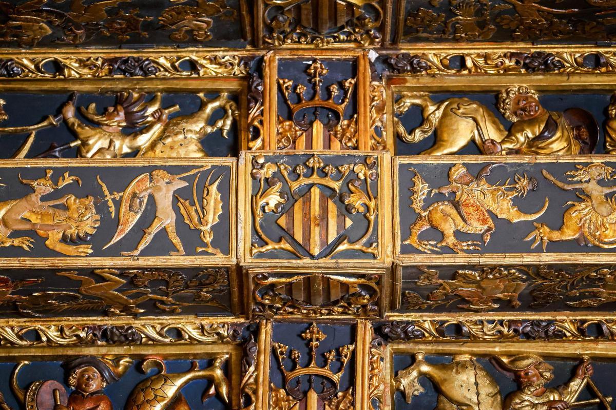 Detalle del artesonado medieval de la Lonja