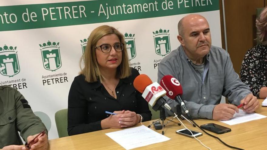 Representantes del equipo de gobierno tripartito de Petrer con la alcaldesa Irene Navarro, en el centro, durante la rueda de prensa