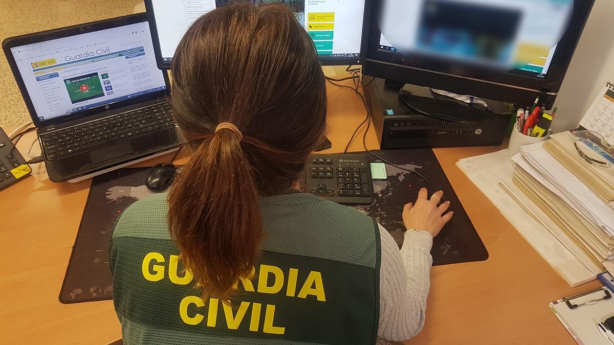 Una investigadora de la Guardia Civil ante un ordenador.