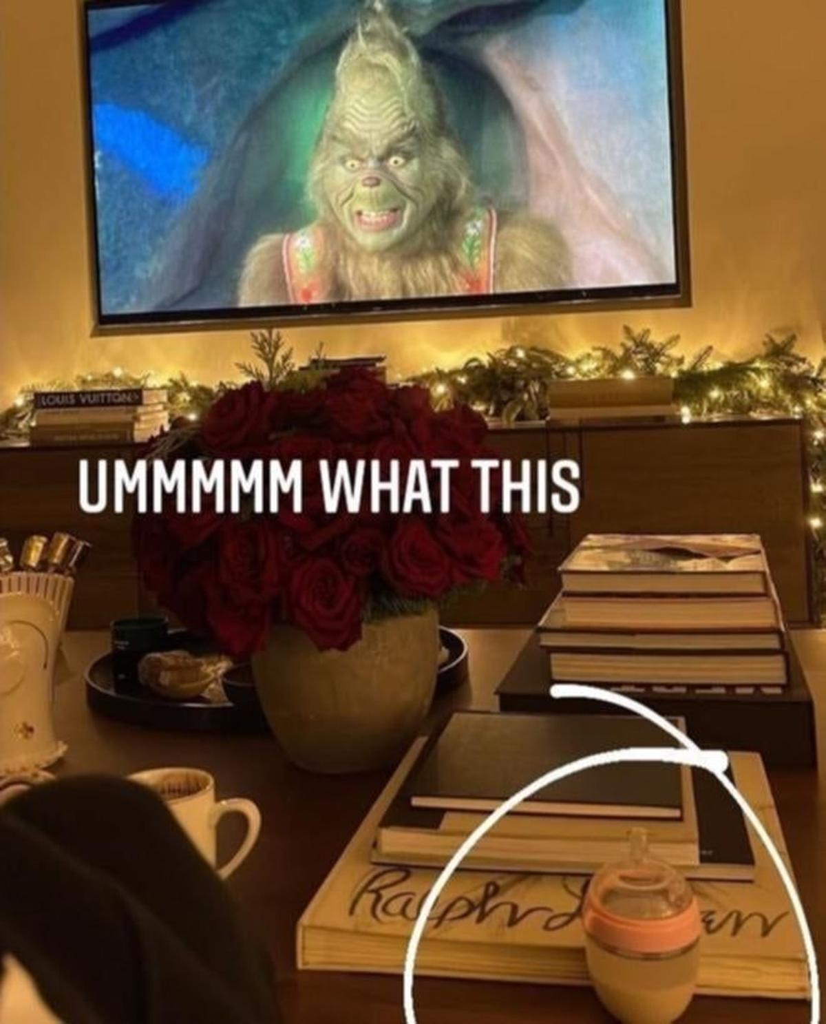 Un biberón en los stories de Travis Barker
